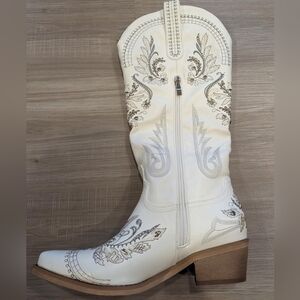 White rhinestone embroidered cowgirl boot. Multiple sizes